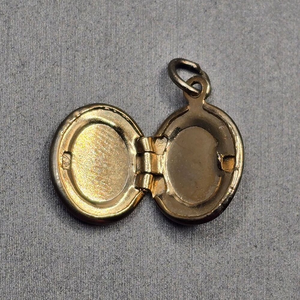 VTG Mini Gold Tone Floral Etched Locket Pendant 5/8" Oval Victorian Revival - Picture 3 of 5